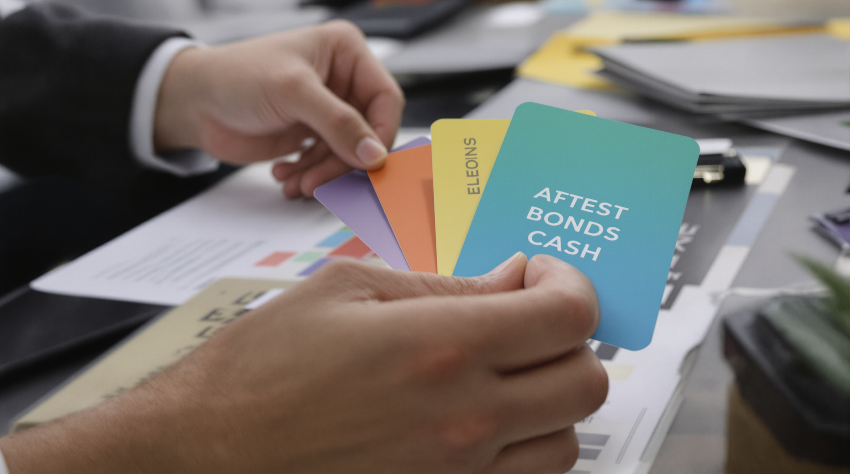 Balanceamento patrimonial: profissional organiza classes de ativos em cartões coloridos durante planejamento financeiro
