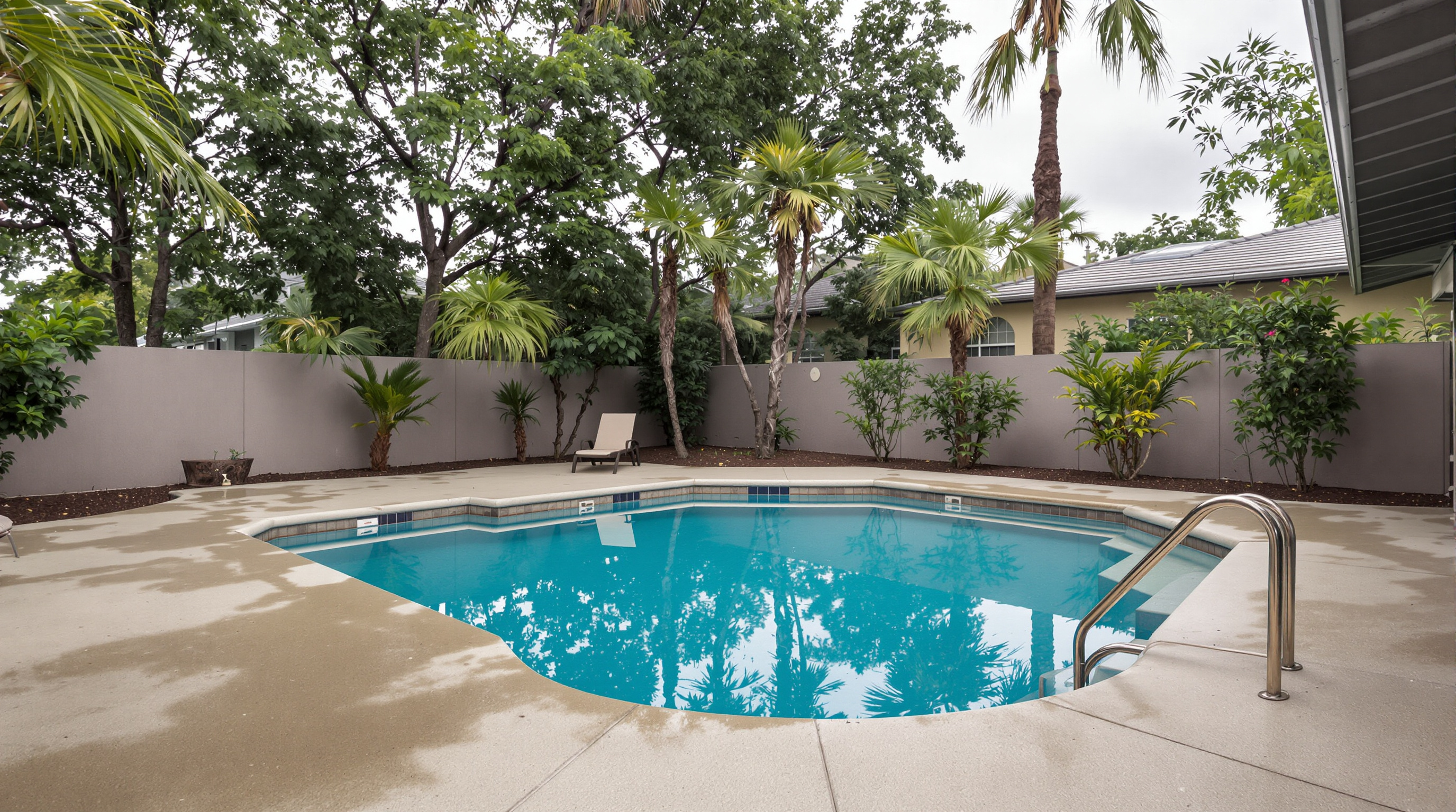 Piscina com área de lazer em casa de Alphaville, padrão condomínio residencial