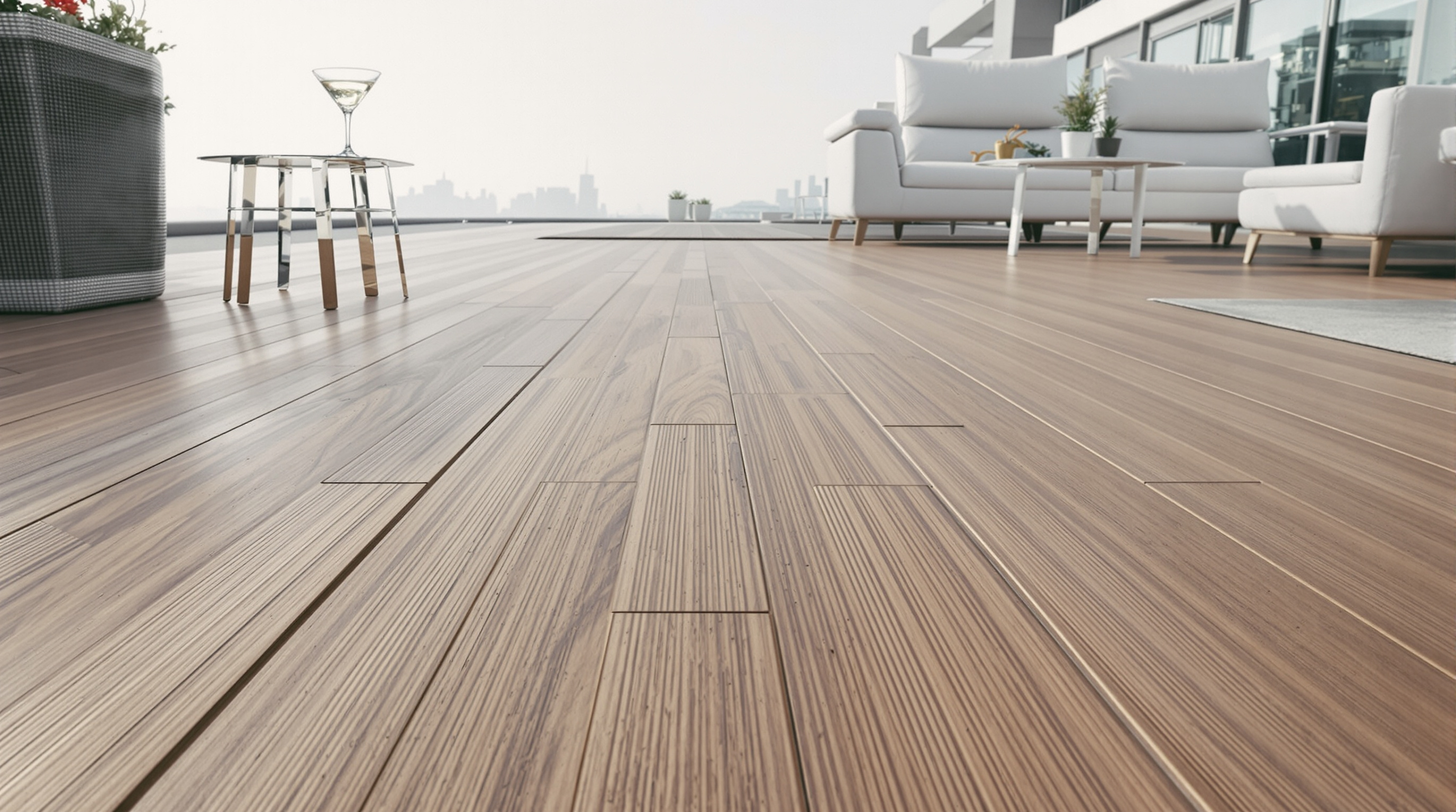 Detalhe de deck de madeira em rooftop com móveis de lazer e luz natural