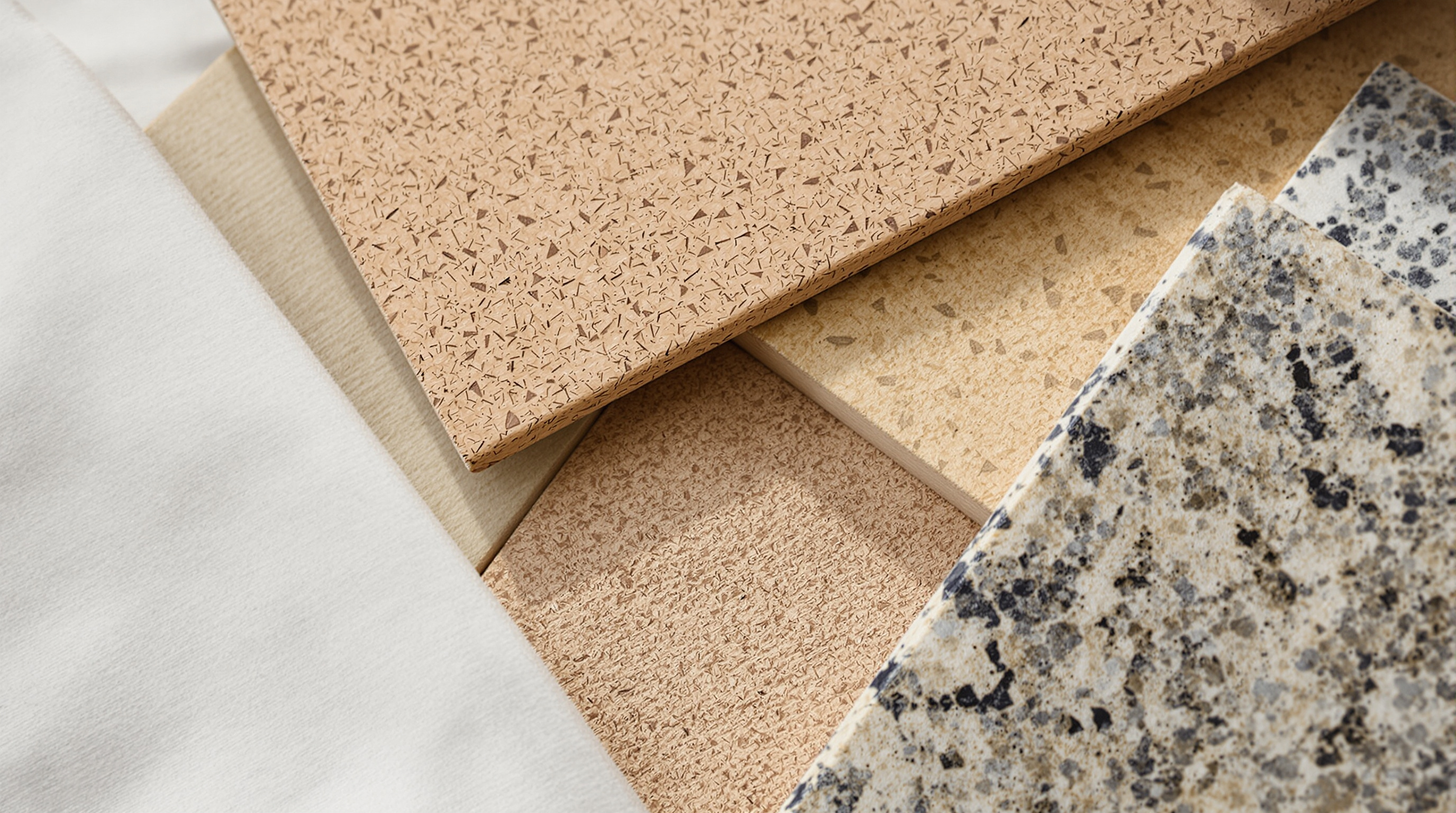 Materiais naturais e sustentáveis para tendência de design 2026: linho, pedra e madeira reaproveitada