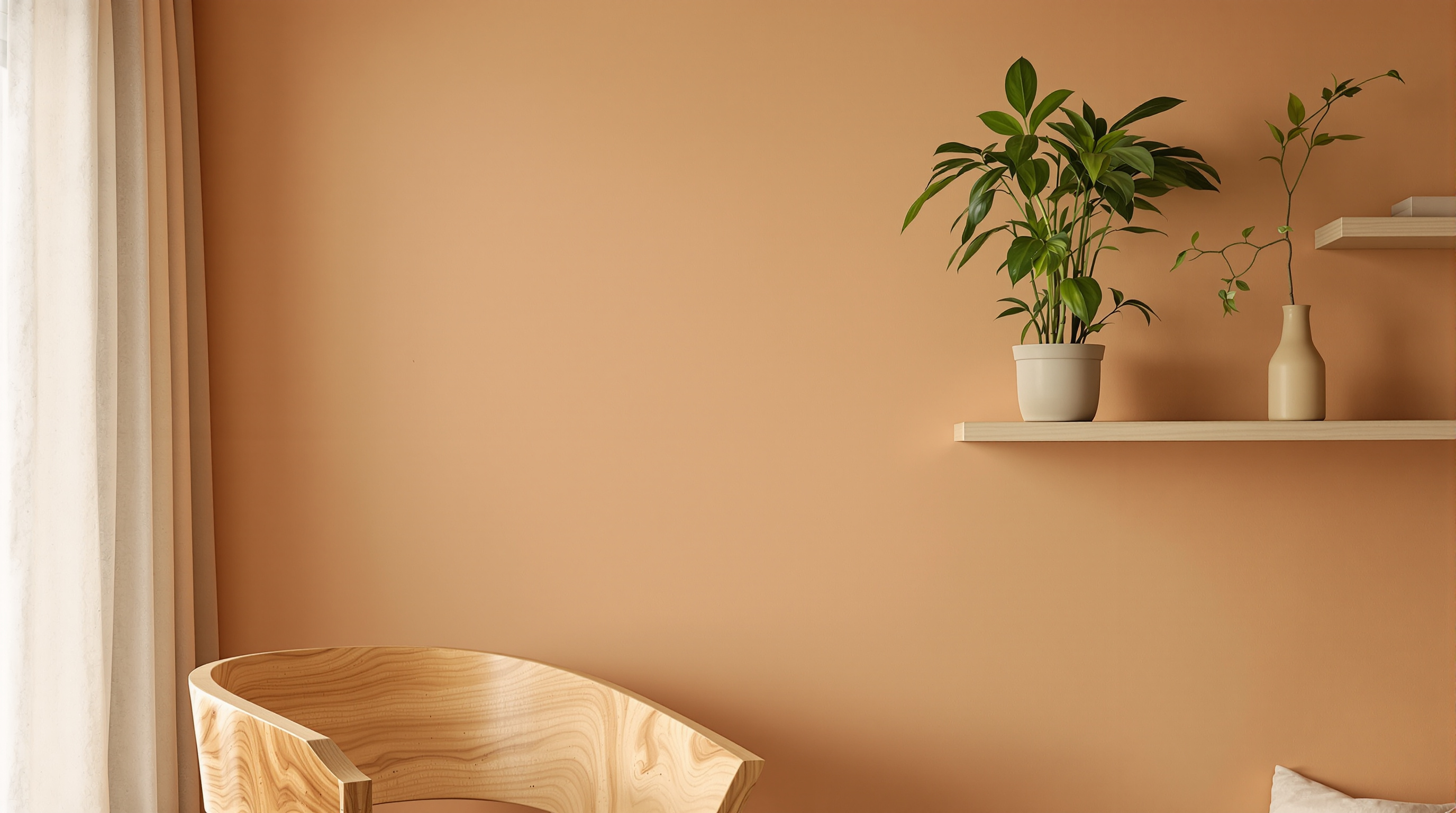 Sofá curvo com tons quentes e plantas em tendência de design 2026 para minimalismo afetivo