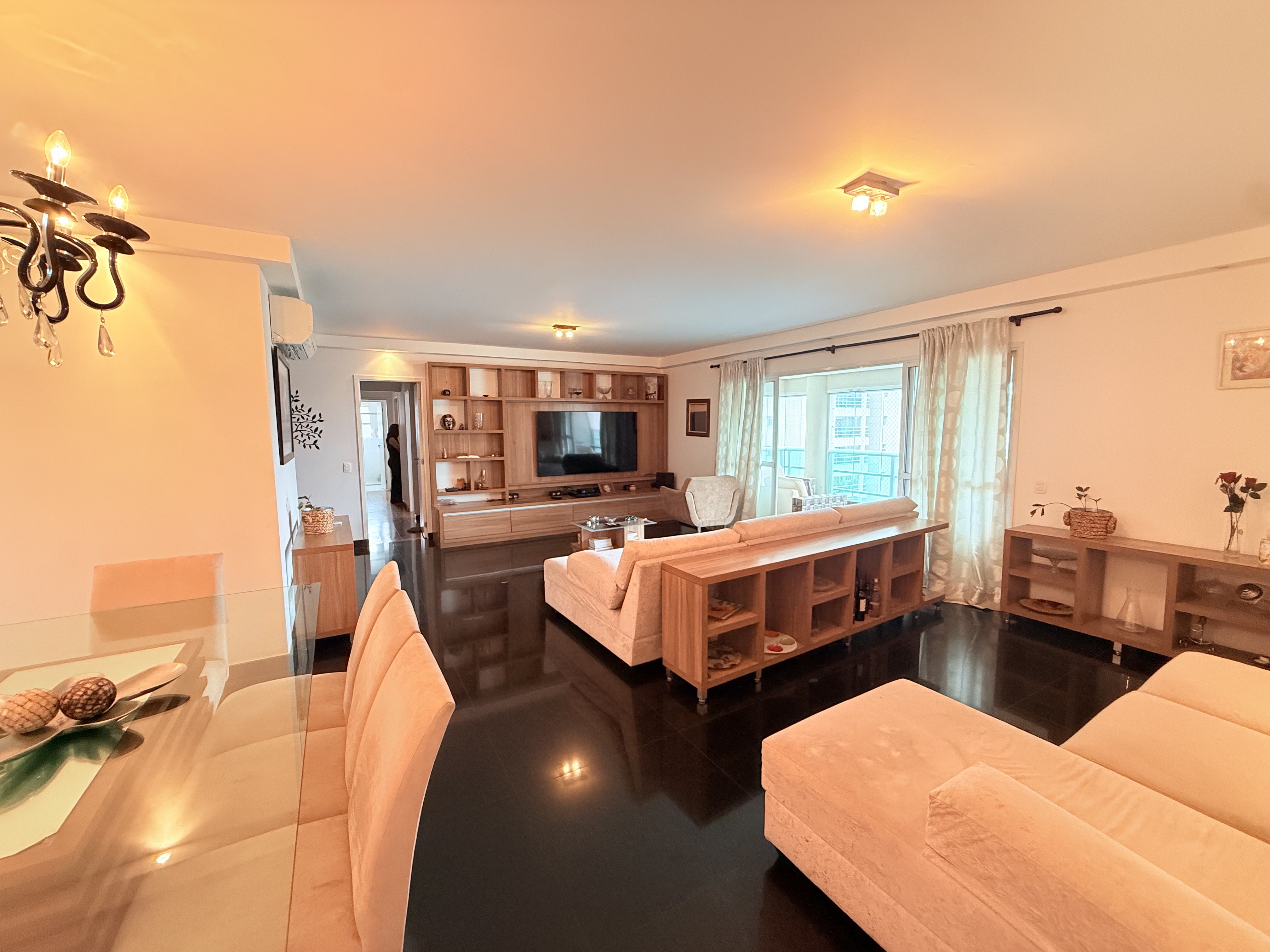 Sala de estar apartamento à venda em Eredita, Alphaville, Santana de Parnaíba — 3 suítes — imagem 2 de 11