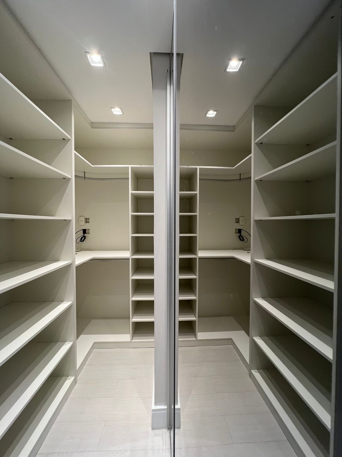 Cozinha e área gourmet apartamento para alugar em Alphaville, Barueri — 81 m² — imagem 3 de 12