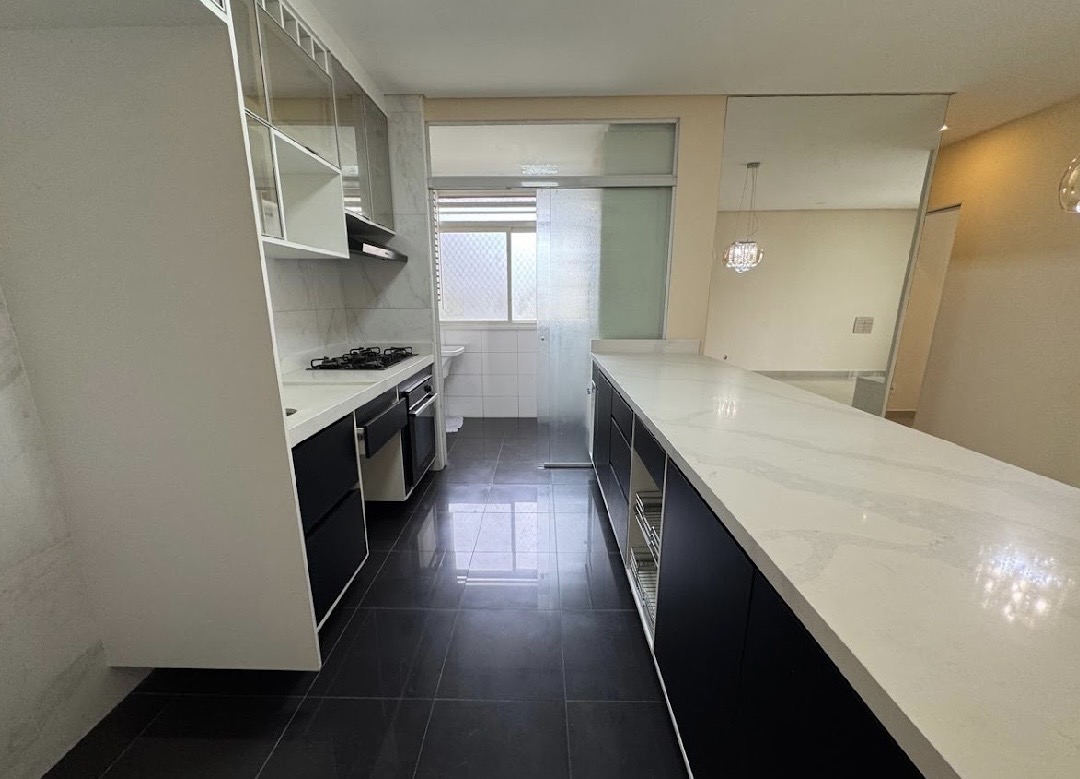 Sala de estar apartamento à venda em Jardins de Tambore , Alphaville, Santana de Parnaíba — 1 suíte, 100 m² — imagem 2 de 6