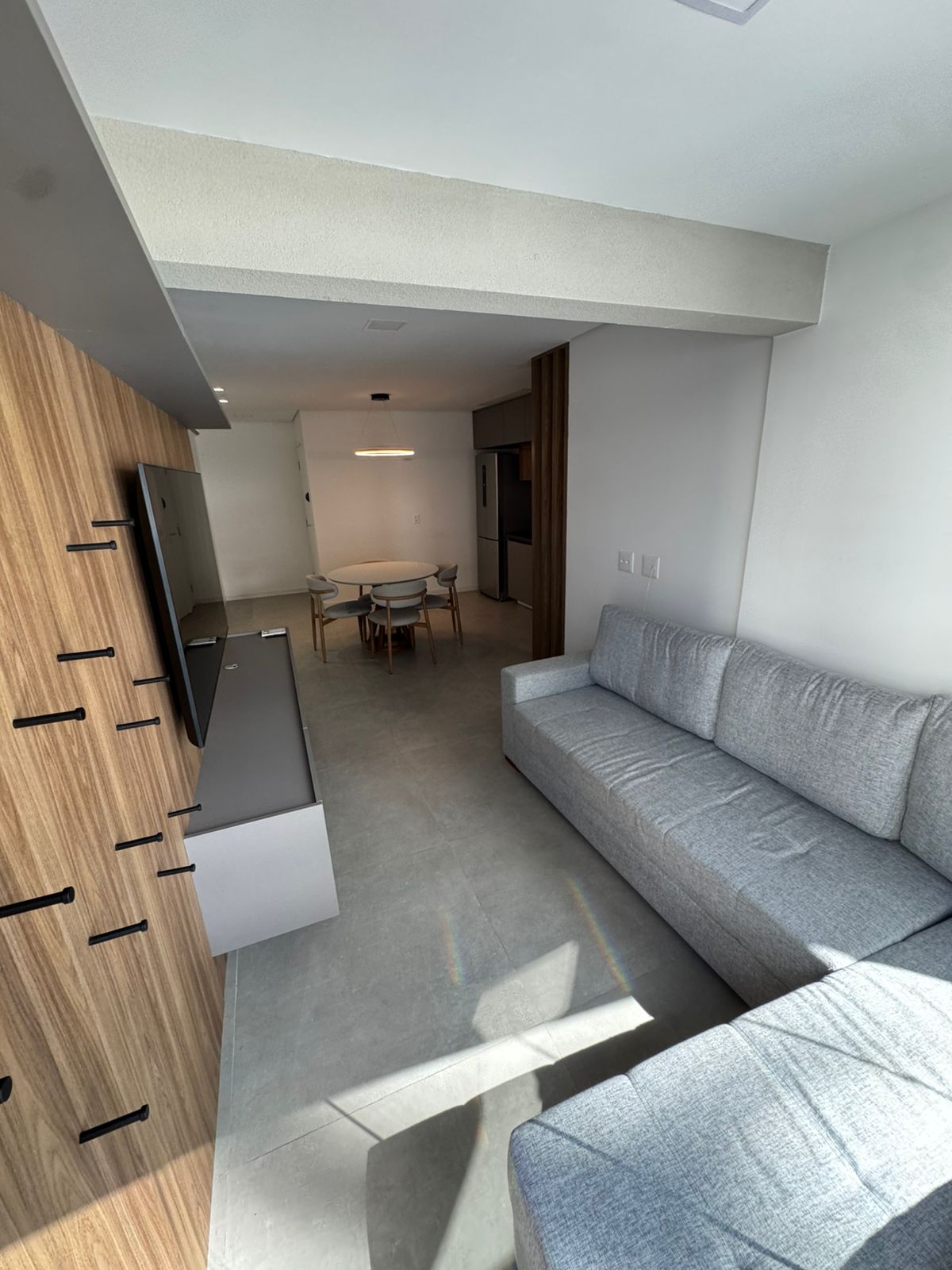 Sala de estar apartamento para alugar em Oka Mamore, Alphaville, Barueri — 1 suíte, 75 m² — imagem 2 de 6