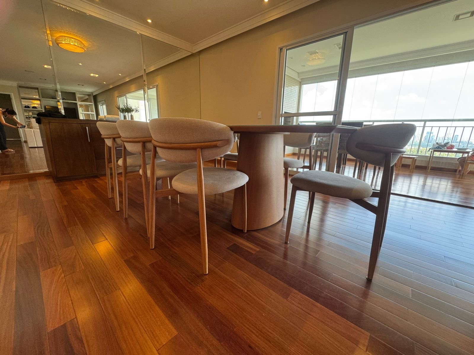 Sala de estar apartamento para alugar em Ghaia Tambore, Alphaville, Santana de Parnaíba — 3 suítes, 160 m² — imagem 2 de 3