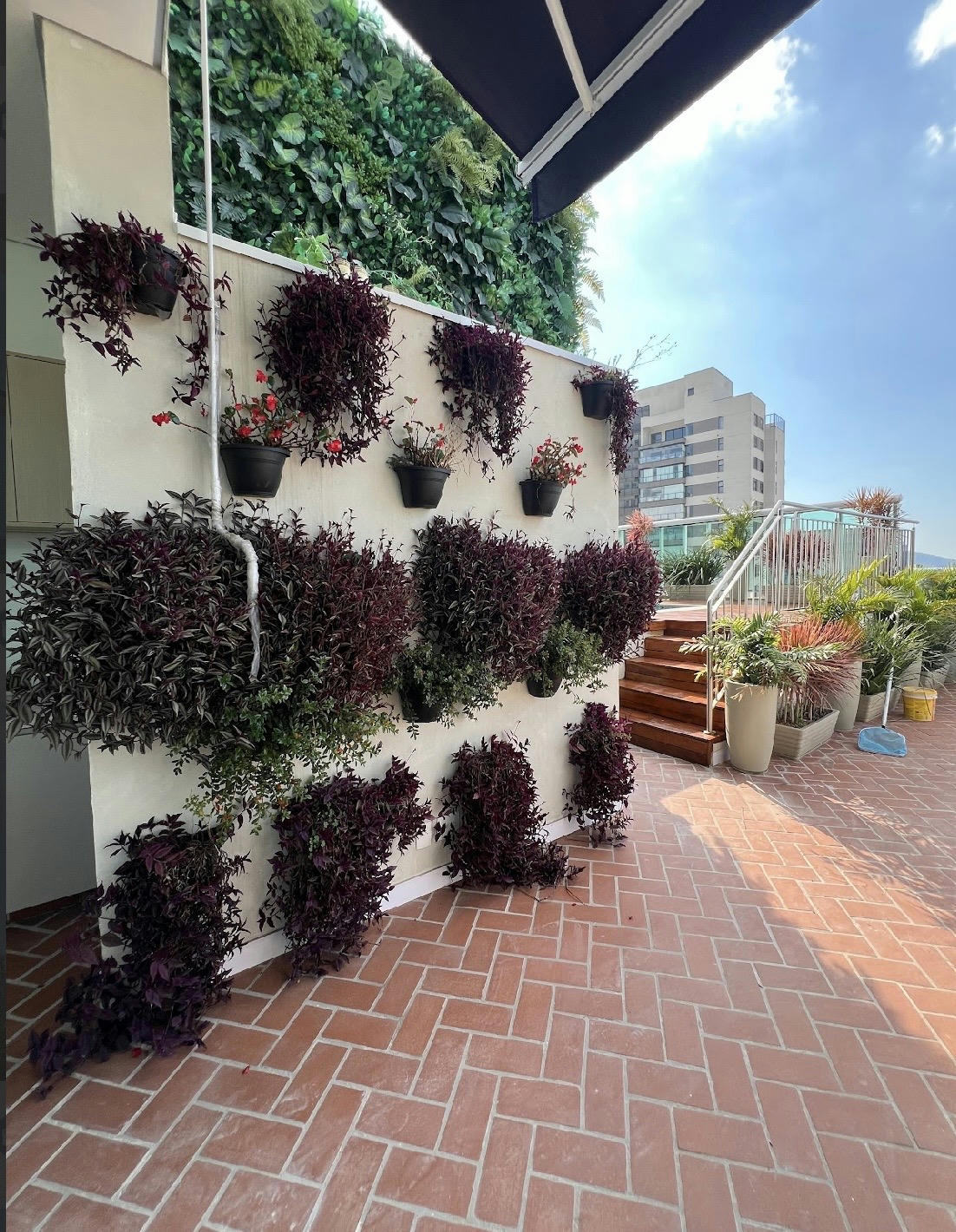 Sala de estar apartamento à venda em Edificio Vogue, Alphaville, Barueri — 4 suítes — imagem 2 de 15