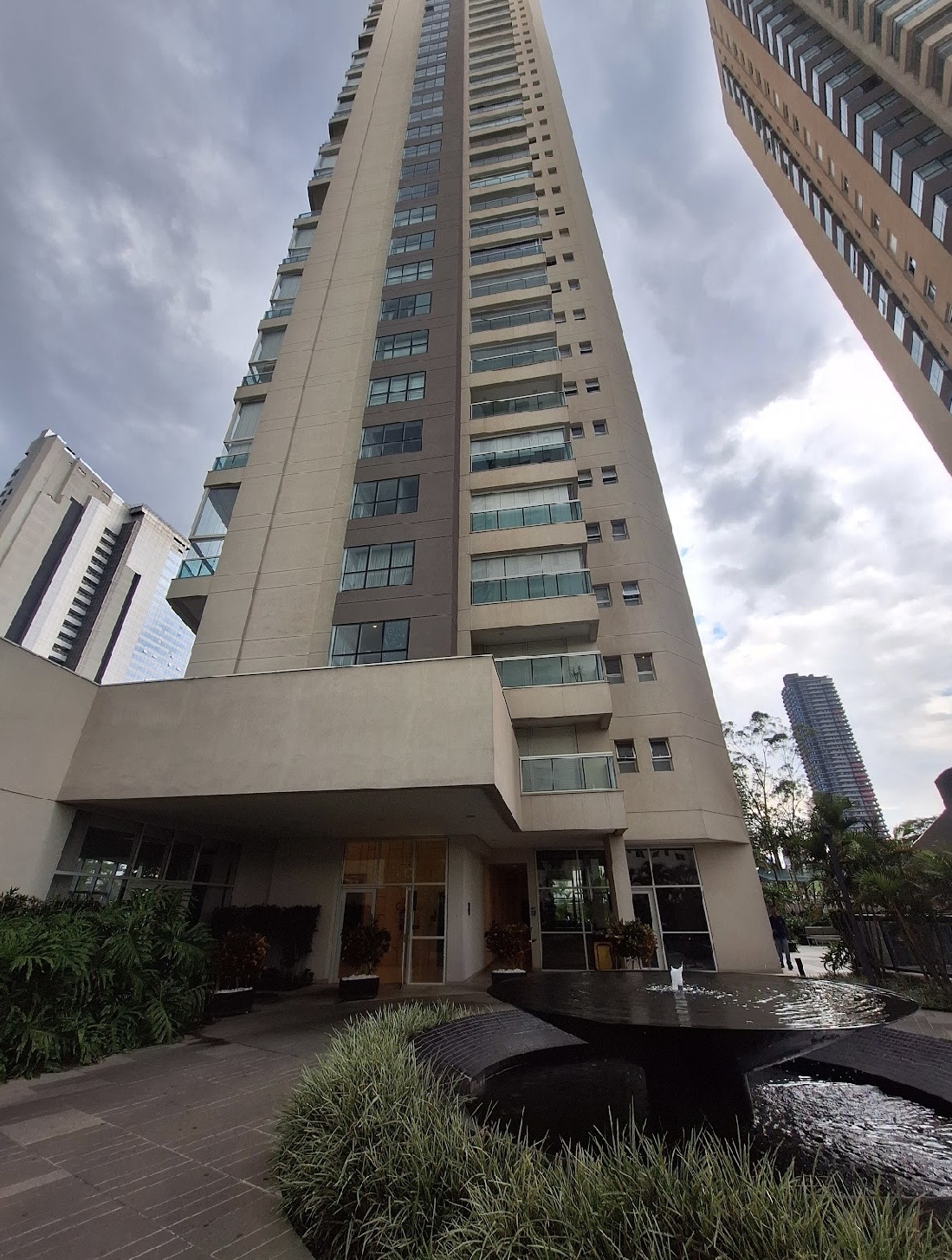 Fachada apartamento para alugar em The Lake Alphaville, Alphaville, Barueri — 3 suítes, 388 m² — imagem 1 de 10