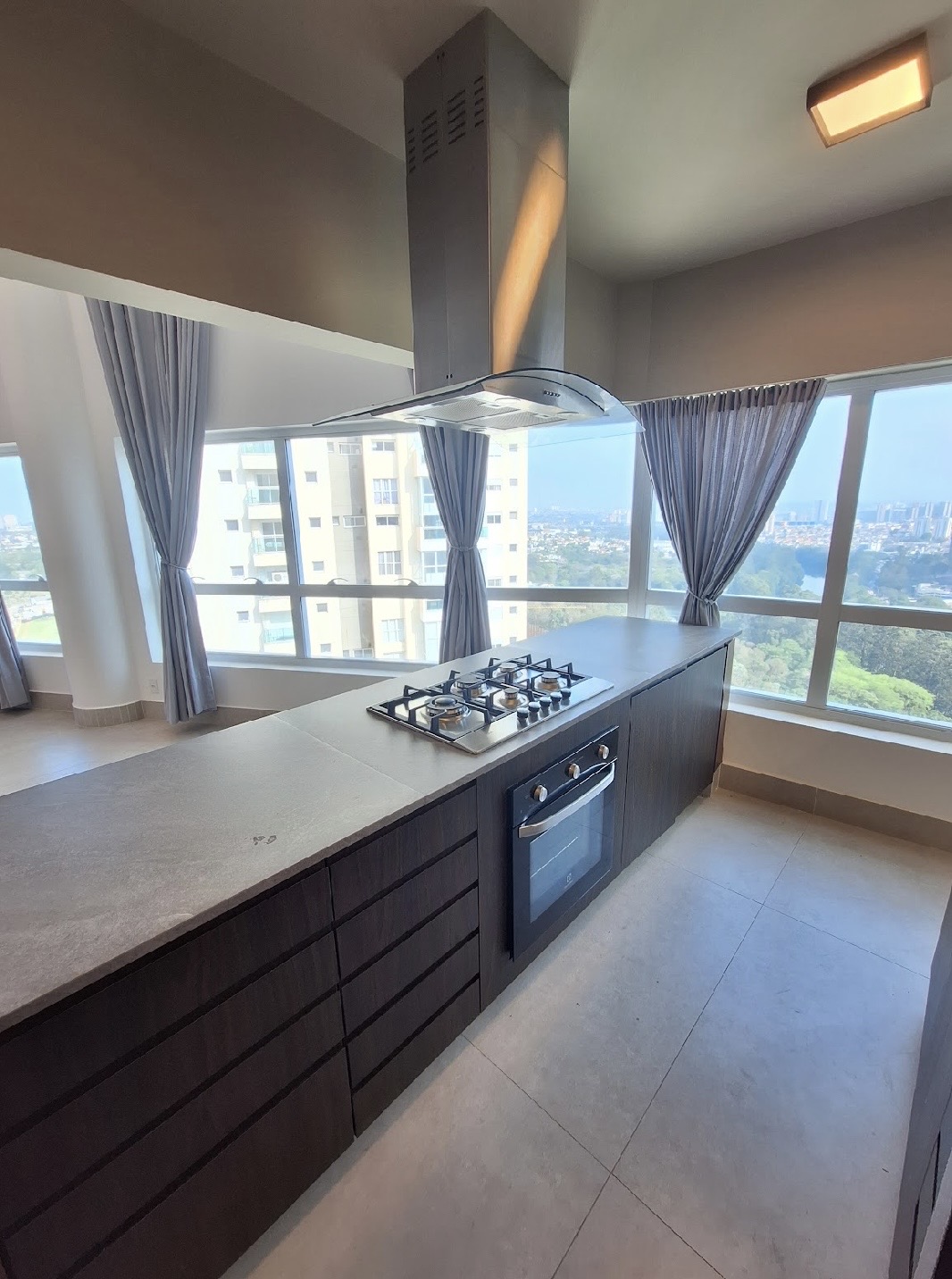 Cozinha e área gourmet apartamento para alugar em One Gramercy, Alphaville, Barueri — 1 suíte, 123 m² — imagem 3 de 5