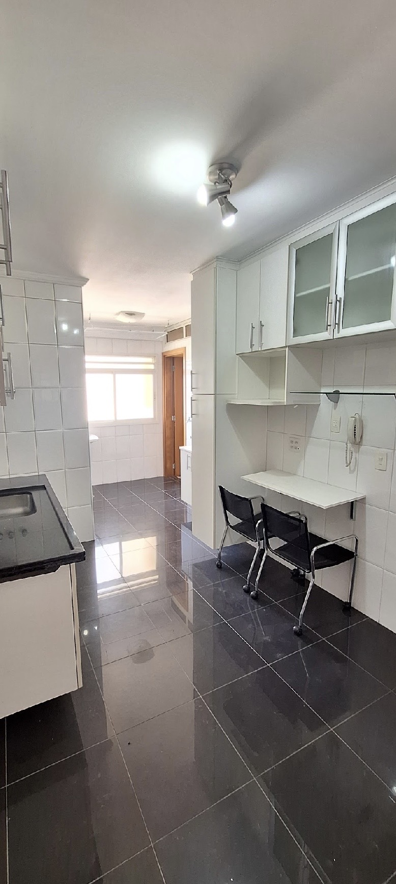 Sala de estar apartamento à venda em Resort Tambore, Alphaville, Santana de Parnaíba — 2 suítes, 113 m² — imagem 2 de 5