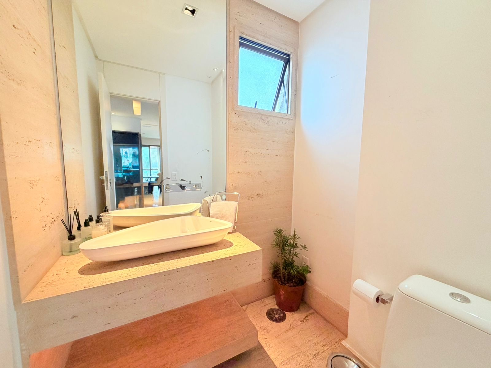 Sala de estar apartamento à venda em Edificio America 2, Alphaville, Barueri — 2 suítes, 128 m² — imagem 2 de 13