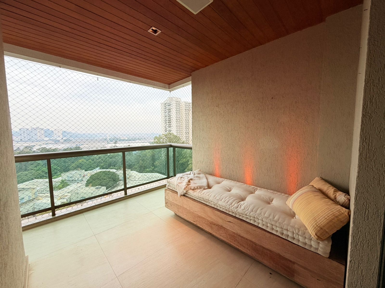 Cozinha e área gourmet apartamento à venda em Edificio America 2, Alphaville, Barueri — 2 suítes, 128 m² — imagem 3 de 13