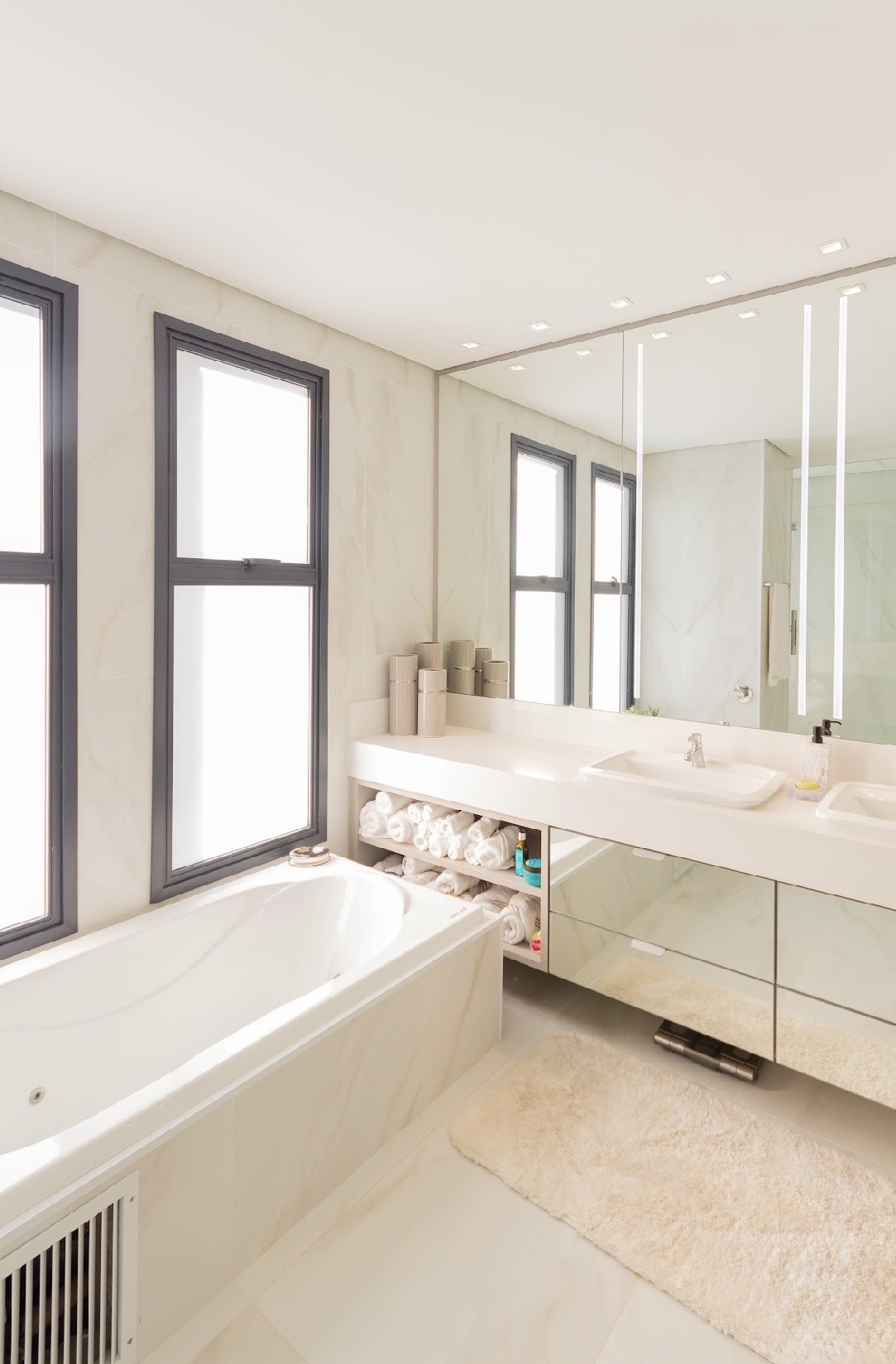 Cozinha e área gourmet apartamento à venda ou para alugar em Canvas Alphaville, Alphaville, Barueri — 3 suítes, 283 m² — imagem 3 de 14