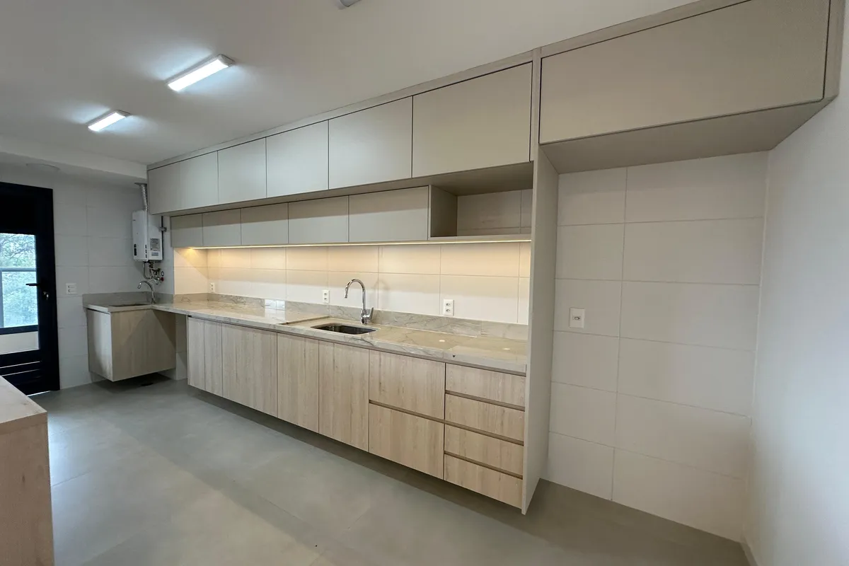 Cozinha e área gourmet apartamento à venda em Oka Mamore, Alphaville, Barueri — 2 suítes — imagem 3 de 8