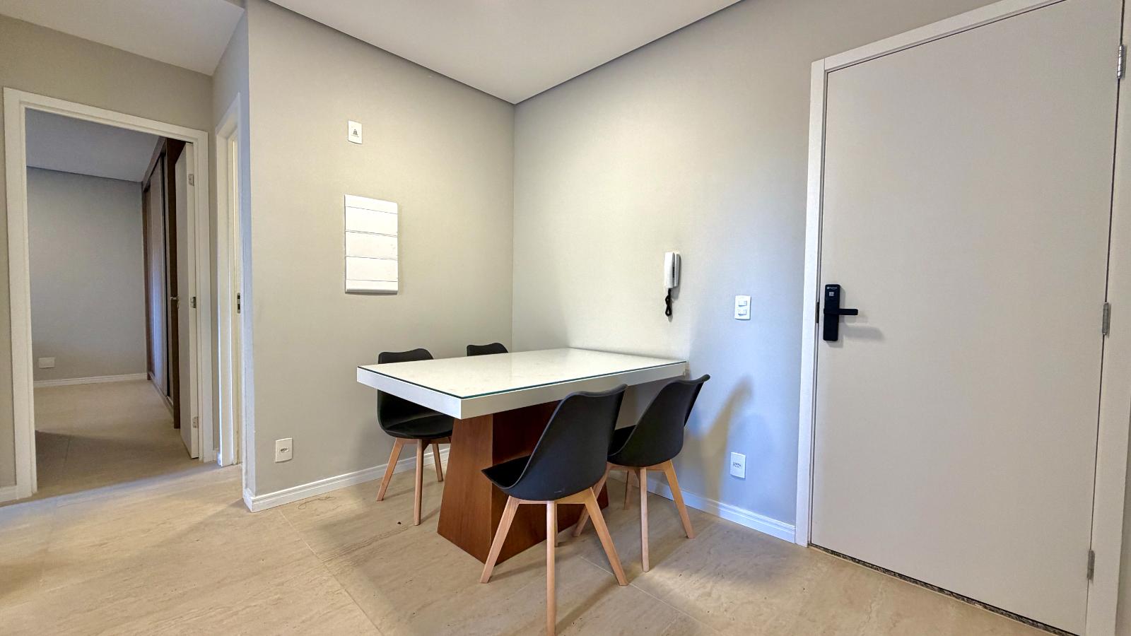 Sala de estar apartamento à venda em Edificio Ápice Parque, Alphaville, Barueri — 1 suíte, 55 m² — imagem 2 de 11