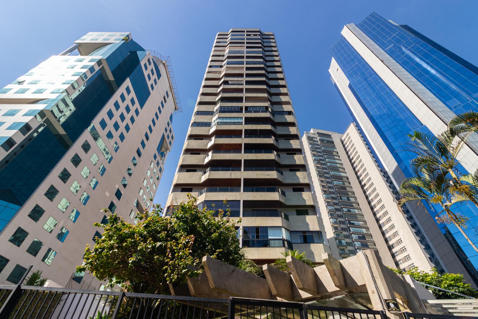 Sala de estar apartamento à venda em New Ville, Alphaville, Santana de Parnaíba — 1 suíte, 144 m² — imagem 2 de 29