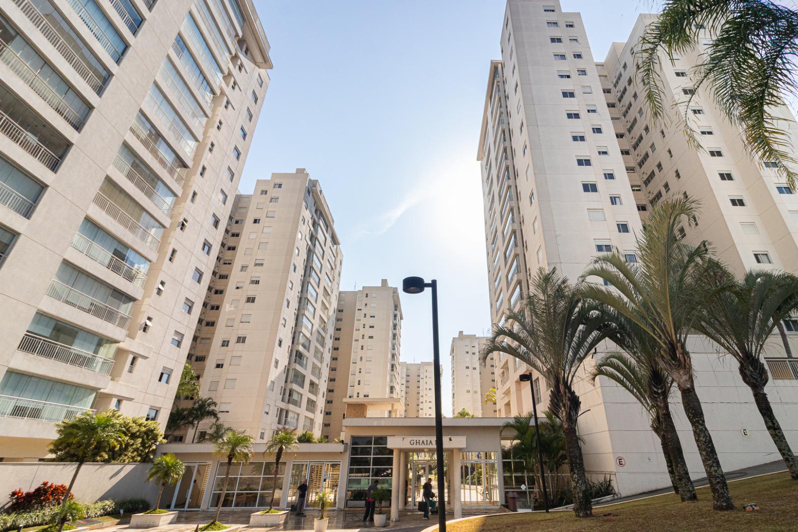 Sala de estar apartamento à venda em Ghaia Tambore, Alphaville, Santana de Parnaíba — 3 suítes, 158 m² — imagem 2 de 21
