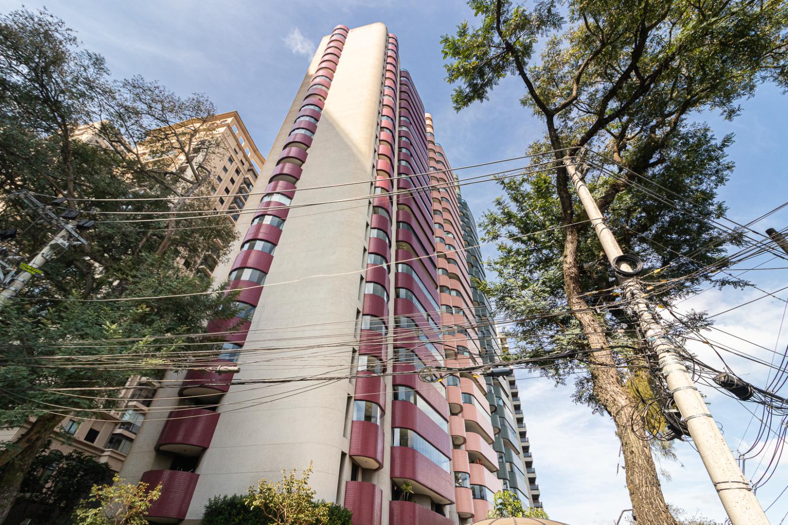 Sala de estar apartamento à venda em Condomínio Edifício Europa, Alphaville, Barueri — 2 suítes, 203 m² — imagem 2 de 27