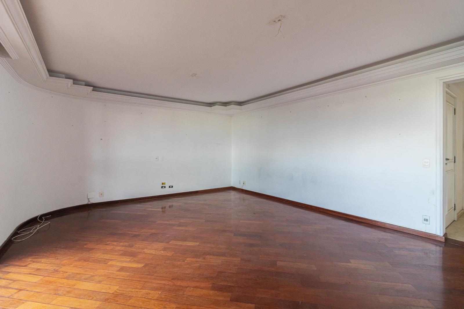 Área de convivência apartamento à venda em Condomínio Edifício Europa, Alphaville, Barueri — 2 suítes, 203 m² — imagem 6 de 27