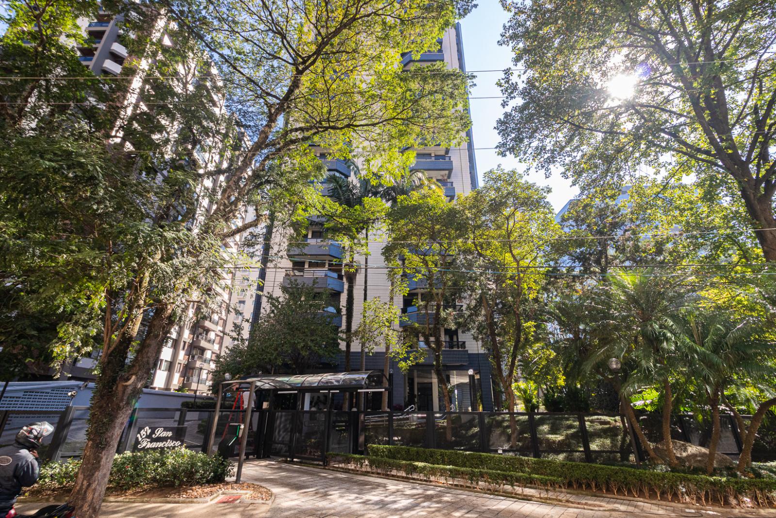 Cozinha e área gourmet apartamento à venda em Condomínio Edifício San Francisco, Alphaville, Barueri — 2 suítes, 167 m² — imagem 3 de 24