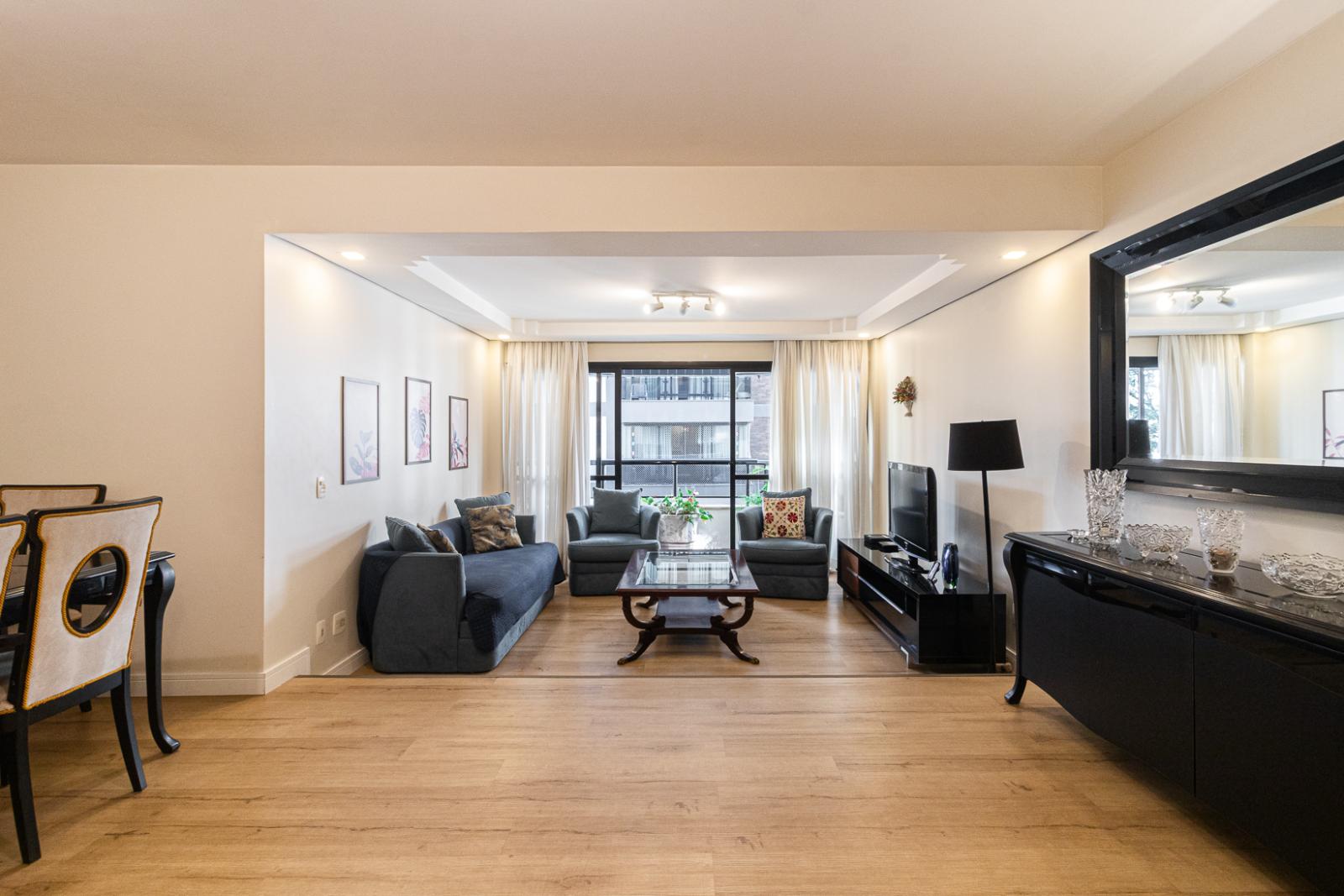 Sala de estar apartamento à venda em Condomínio Edifício San Francisco, Alphaville, Barueri — 2 suítes, 167 m² — imagem 2 de 24