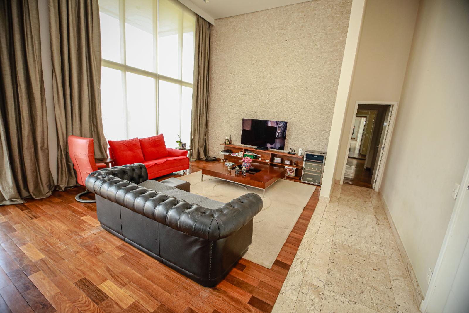 Sala de estar apartamento à venda em Condominio Penthouses, Alphaville, Santana de Parnaíba — 4 suítes, 284 m² — imagem 2 de 56