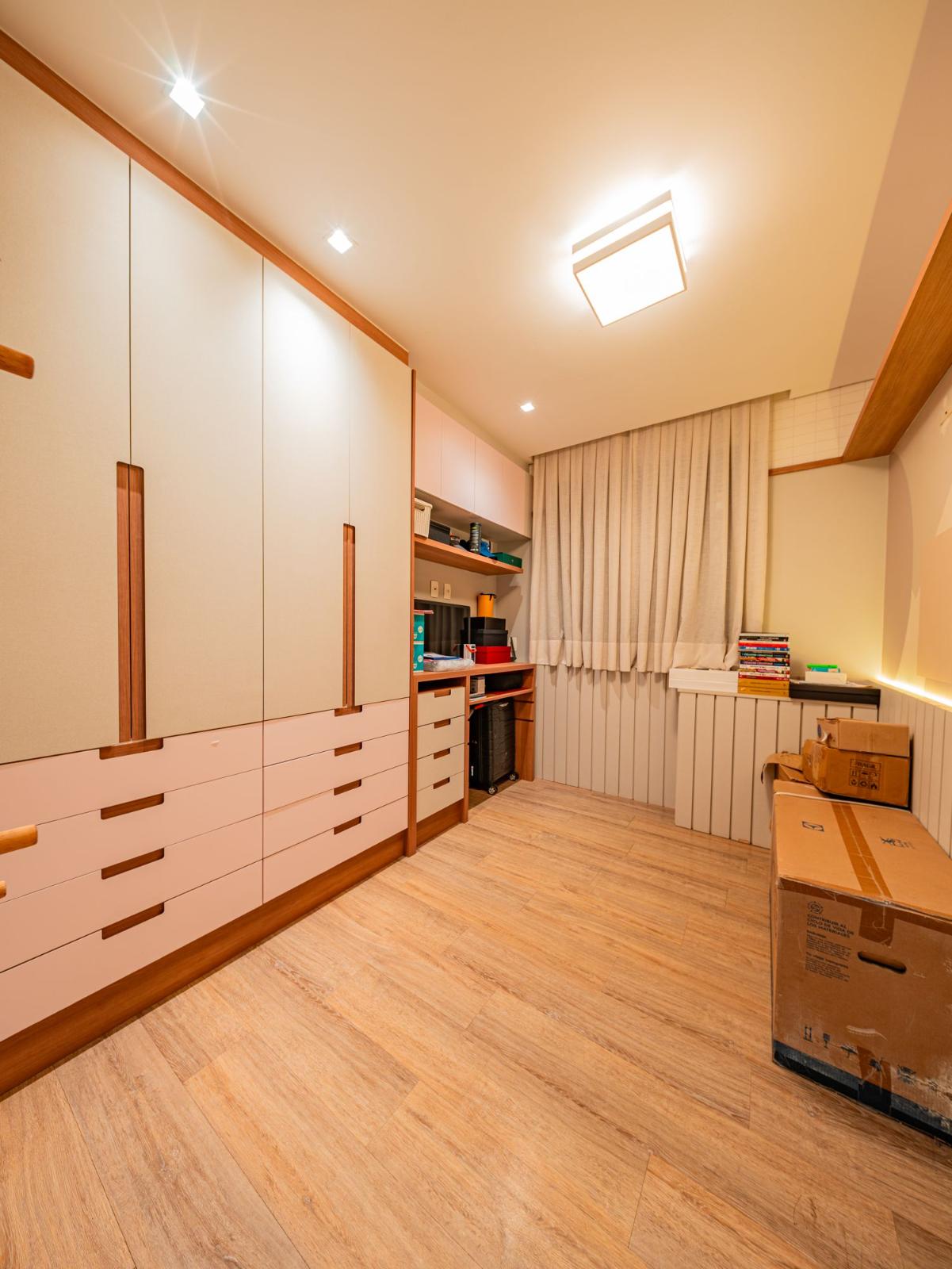 Sala de estar apartamento à venda em Present Alphaville, Alphaville, Barueri — 2 suítes, 85 m² — imagem 2 de 18