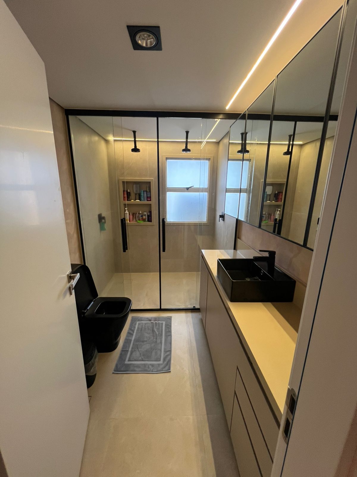 Suíte principal apartamento para alugar em Condominio Splendore, Alphaville, Barueri — 3 suítes, 241 m² — imagem 4 de 15
