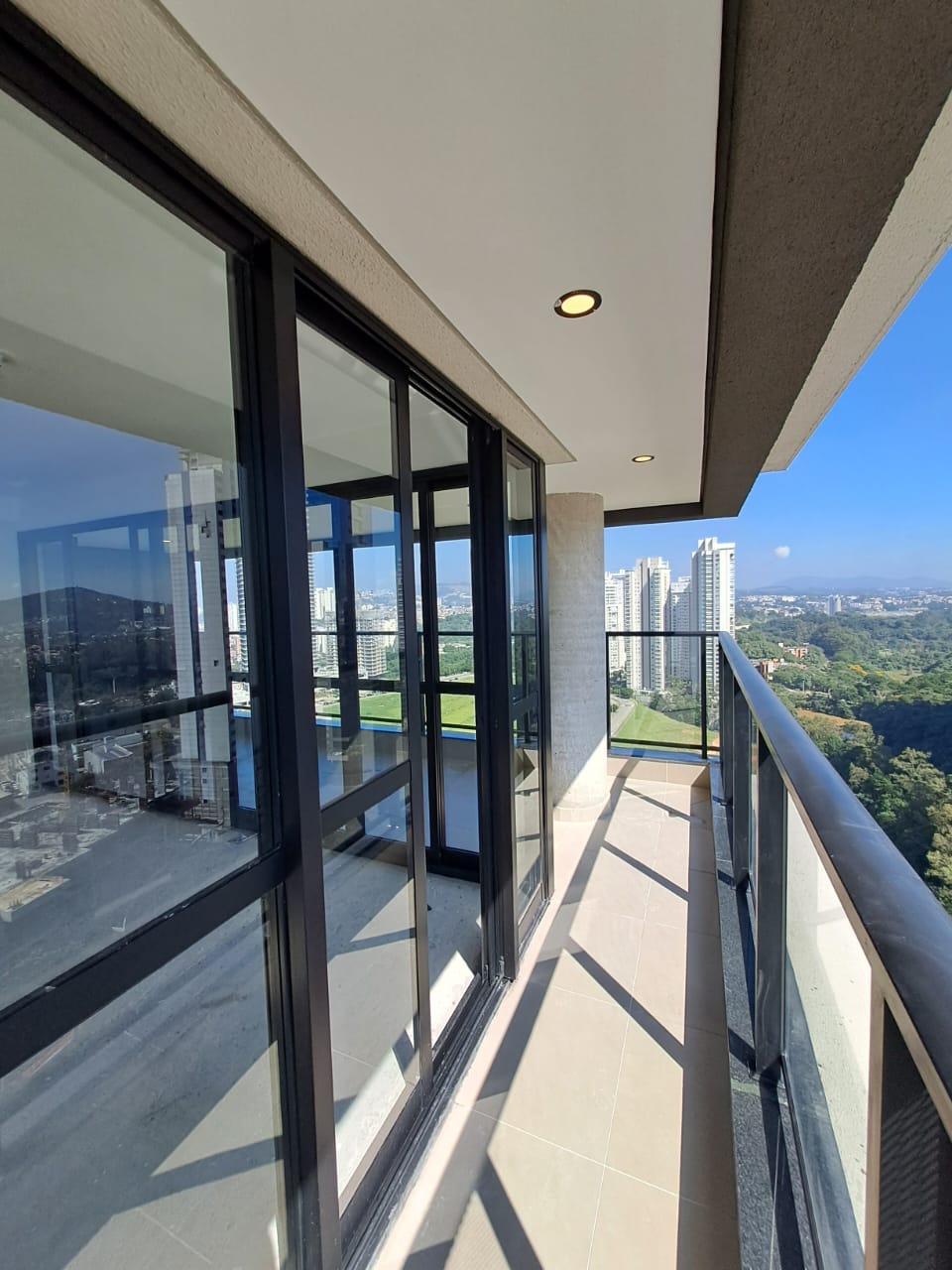 Sala de estar apartamento à venda em Gran Alphaville, Alphaville, Barueri — 3 suítes, 113 m² — imagem 2 de 23