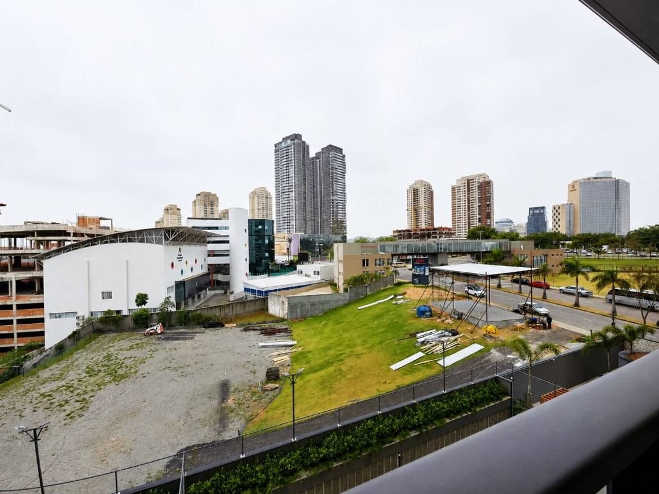 Sala de estar apartamento à venda em Gran Alphaville, Alphaville, Barueri — 3 suítes, 86 m² — imagem 2 de 20