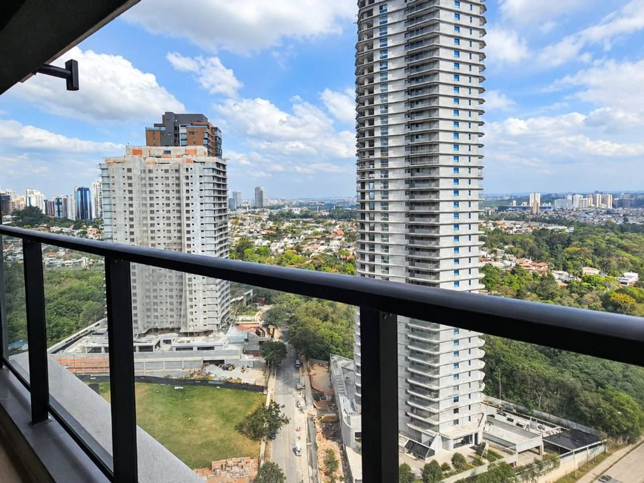 Sala de estar apartamento à venda em Gran Alphaville, Alphaville, Barueri — 2 suítes, 86 m² — imagem 2 de 20