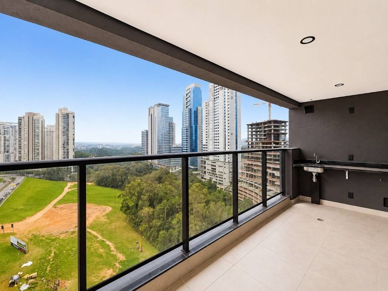 Sala de estar apartamento à venda em Gran Alphaville, Alphaville, Barueri — 3 suítes, 113 m² — imagem 2 de 20