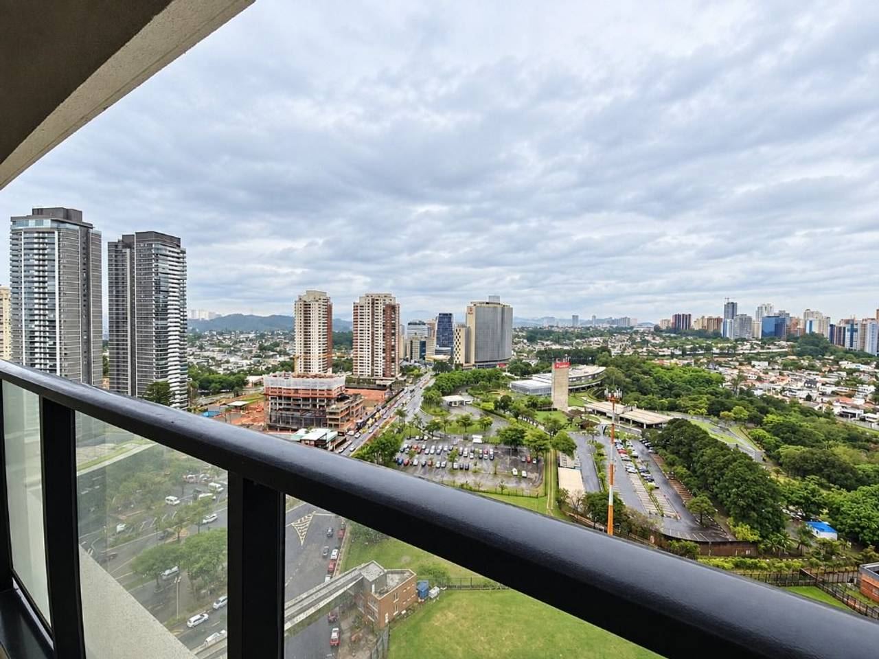 Sala de estar apartamento à venda em Gran Alphaville, Alphaville, Barueri — 3 suítes, 113 m² — imagem 2 de 20