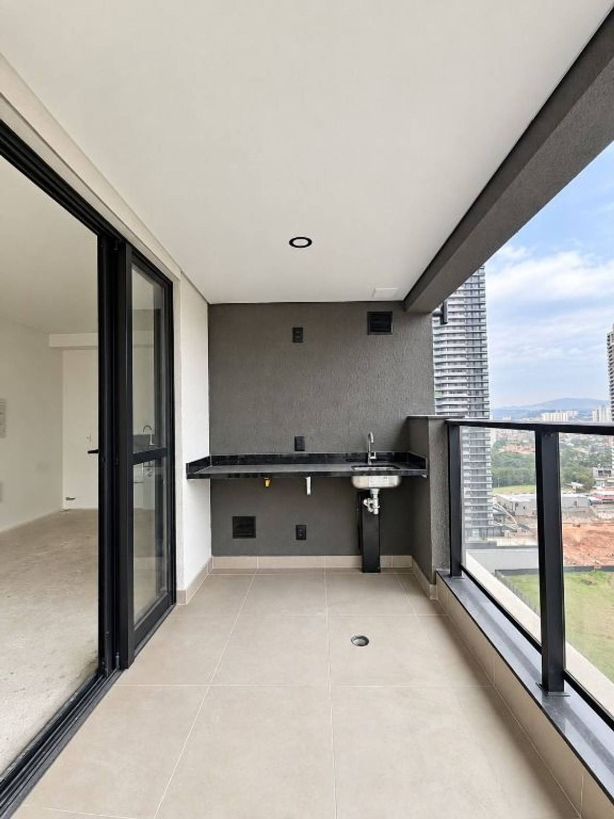 Sala de estar apartamento à venda em Gran Alphaville, Alphaville, Barueri — 2 suítes, 111 m² — imagem 2 de 20