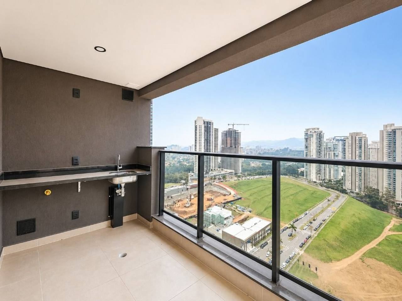 Sala de estar apartamento à venda em Gran Alphaville, Alphaville, Barueri — 3 suítes, 111 m² — imagem 2 de 20