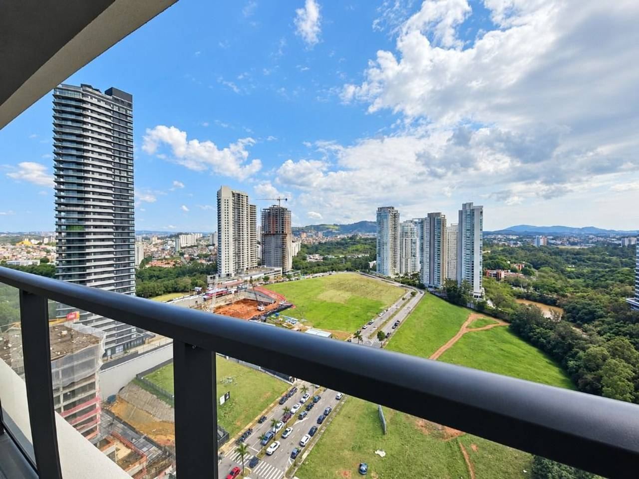 Sala de estar apartamento à venda em Gran Alphaville, Alphaville, Barueri — 3 suítes, 111 m² — imagem 2 de 20