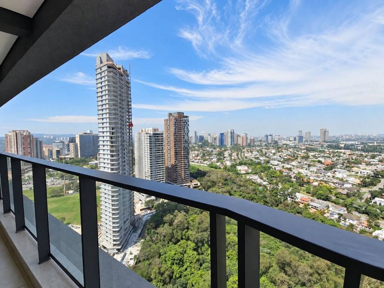 Sala de estar apartamento à venda em  Infinity Alphaville, Alphaville, Barueri — 2 suítes, 110 m² — imagem 2 de 20