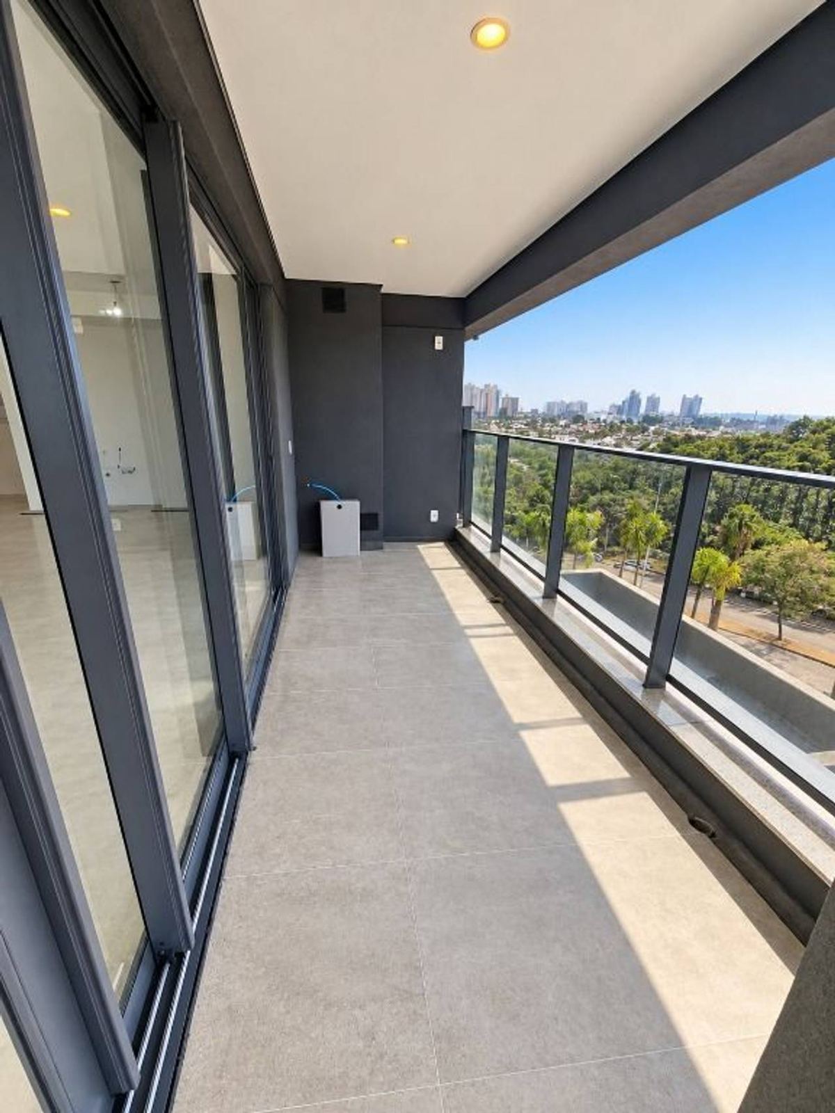 Sala de estar apartamento à venda em  Infinity Alphaville, Alphaville, Barueri — 2 suítes, 142 m² — imagem 2 de 20
