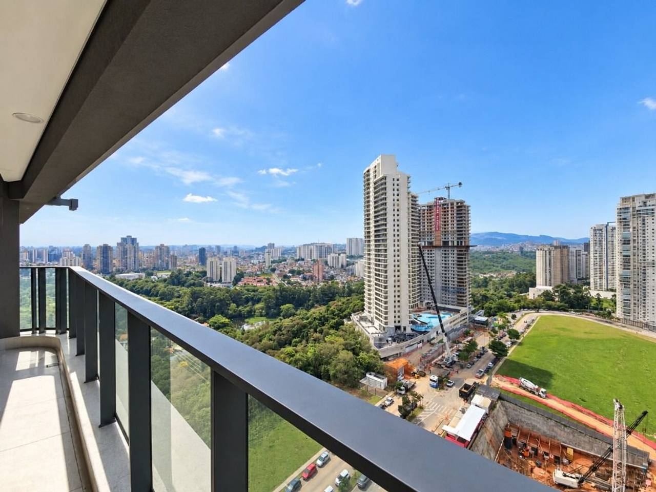Sala de estar apartamento à venda em  Infinity Alphaville, Alphaville, Barueri — 3 suítes, 142 m² — imagem 2 de 20