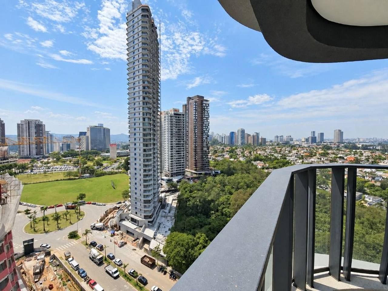 Sala de estar apartamento à venda em  Infinity Alphaville, Alphaville, Barueri — 3 suítes, 218 m² — imagem 2 de 20