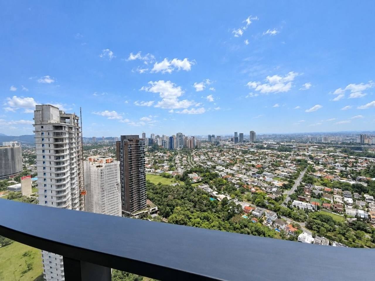 Sala de estar apartamento à venda em  Infinity Alphaville, Alphaville, Barueri — 4 suítes, 218 m² — imagem 2 de 20