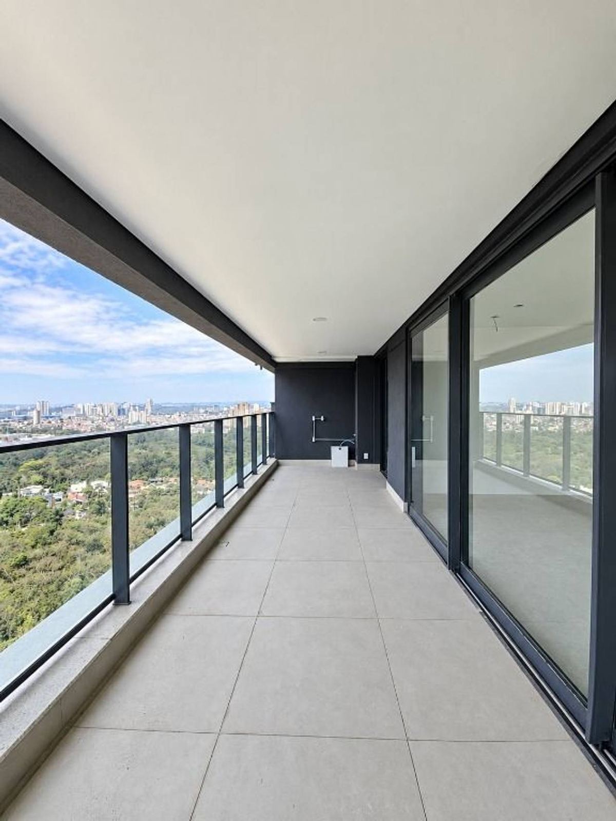 Cozinha e área gourmet apartamento à venda em  Infinity Alphaville, Alphaville, Barueri — 3 suítes, 218 m² — imagem 3 de 20