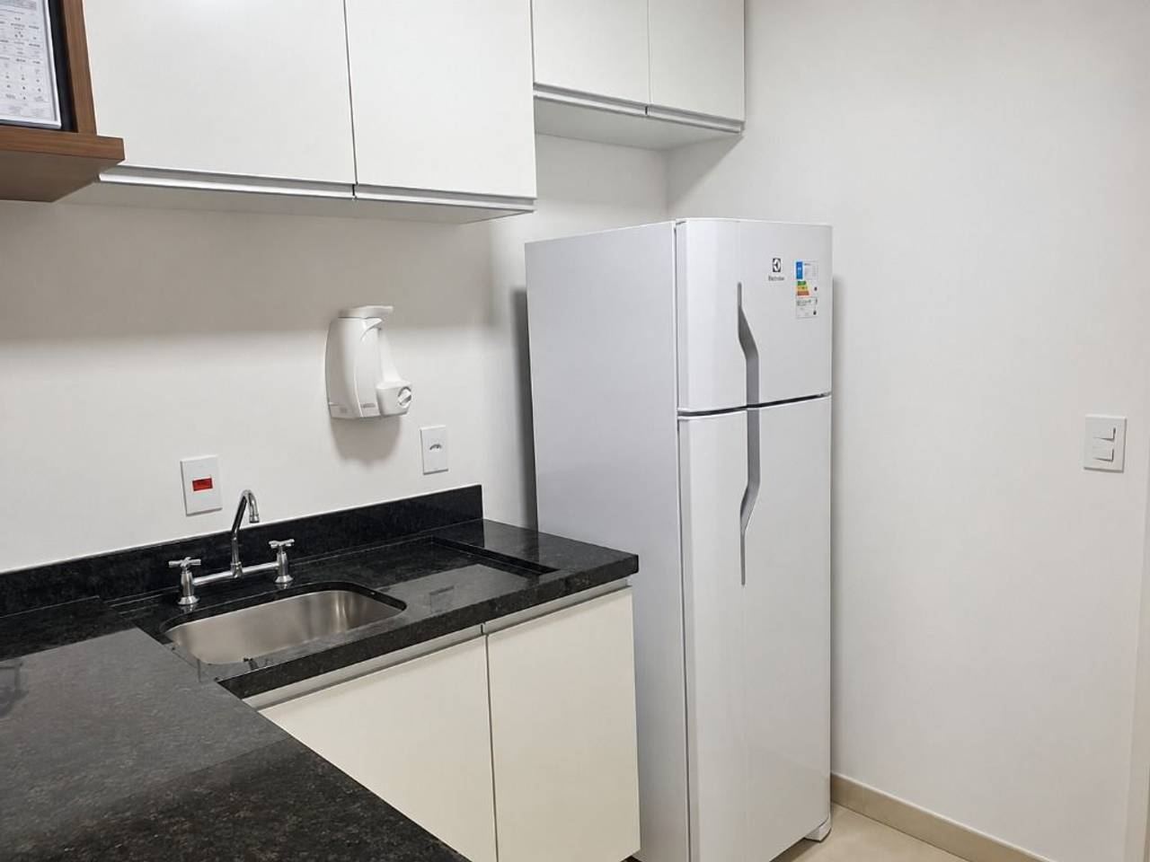 Sala de estar apartamento à venda em Selenita Residence & Long Stay, Bethaville, Barueri — 1 suíte, 26 m² — imagem 2 de 20