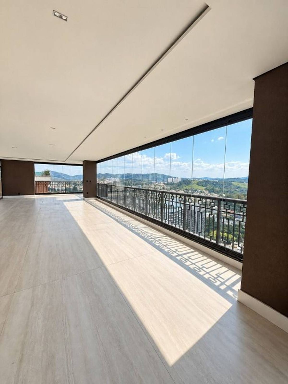 Cozinha e área gourmet cobertura à venda em Myra, Alphaville, Barueri — 4 suítes, 708 m² — imagem 3 de 18