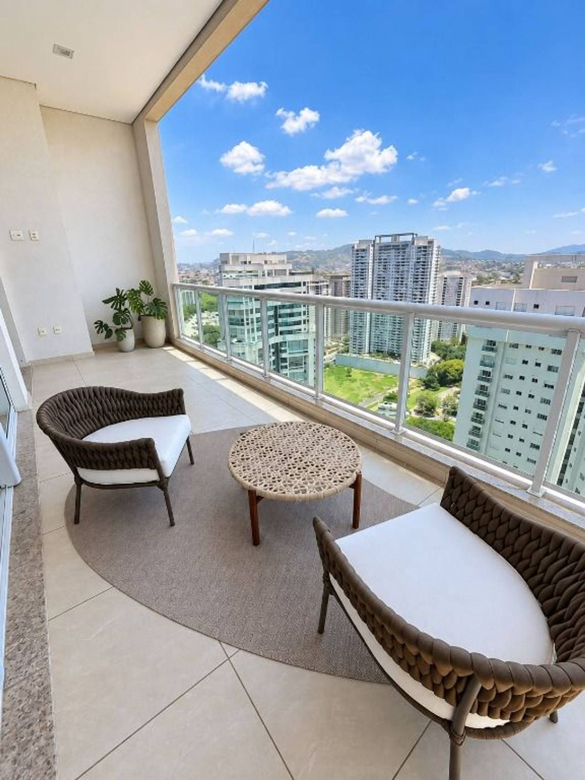 Sala de estar cobertura à venda em The Garden, Alphaville, Barueri — 4 suítes, 387 m² — imagem 2 de 20
