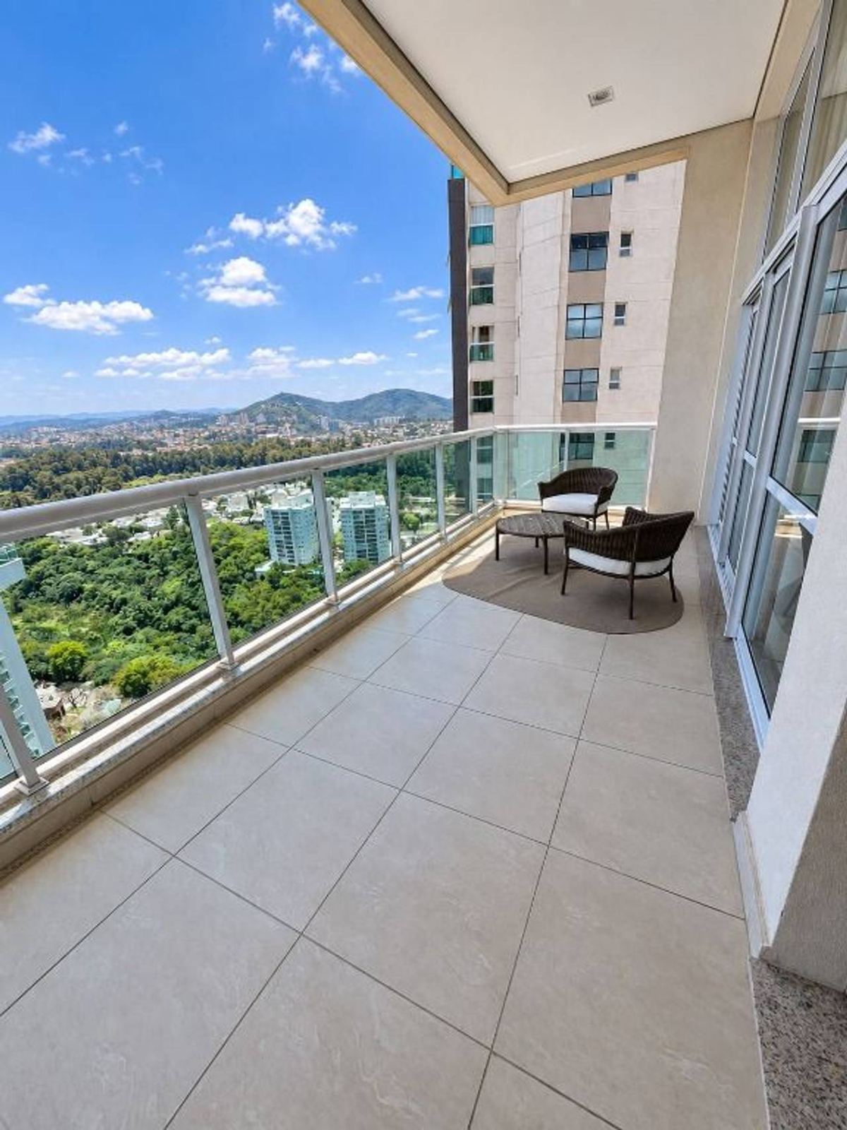 Cozinha e área gourmet cobertura à venda em The Garden, Alphaville, Barueri — 4 suítes, 387 m² — imagem 3 de 20