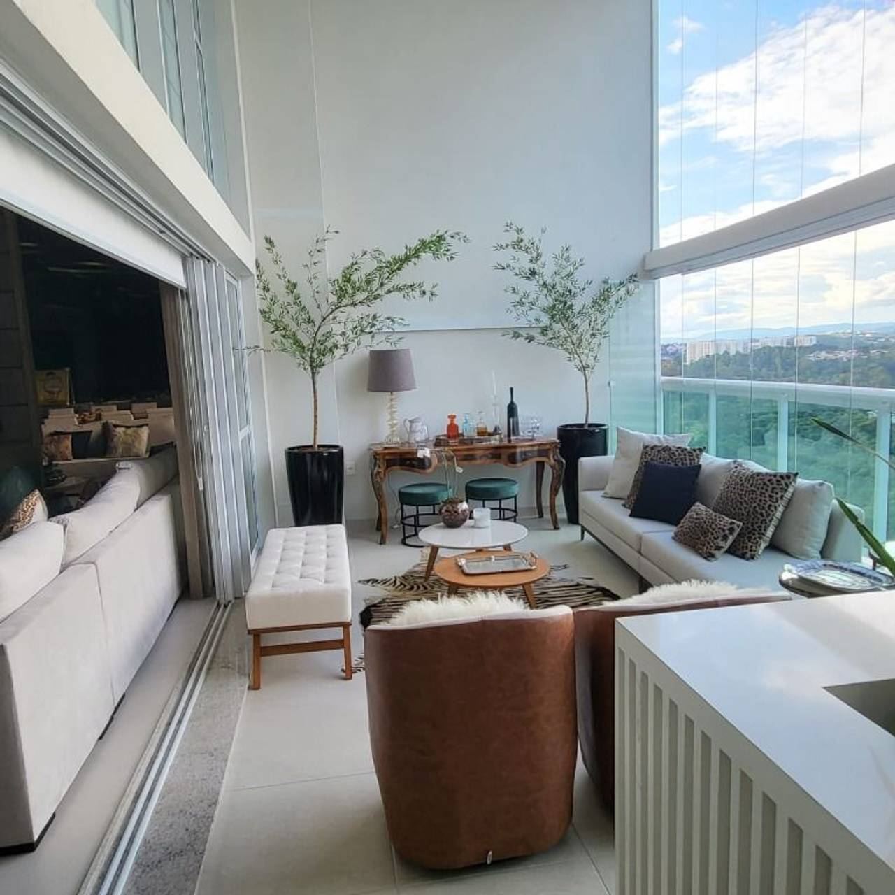 Suíte principal apartamento à venda em The Lake Alphaville, Alphaville, Barueri — 4 suítes, 385 m² — imagem 4 de 7