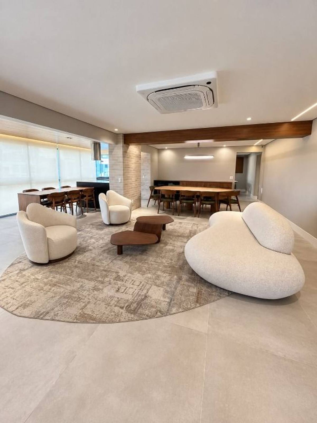 Sala de estar apartamento à venda em Condomínio Edifício Chateau, Alphaville, Barueri — 3 suítes, 288 m² — imagem 2 de 20