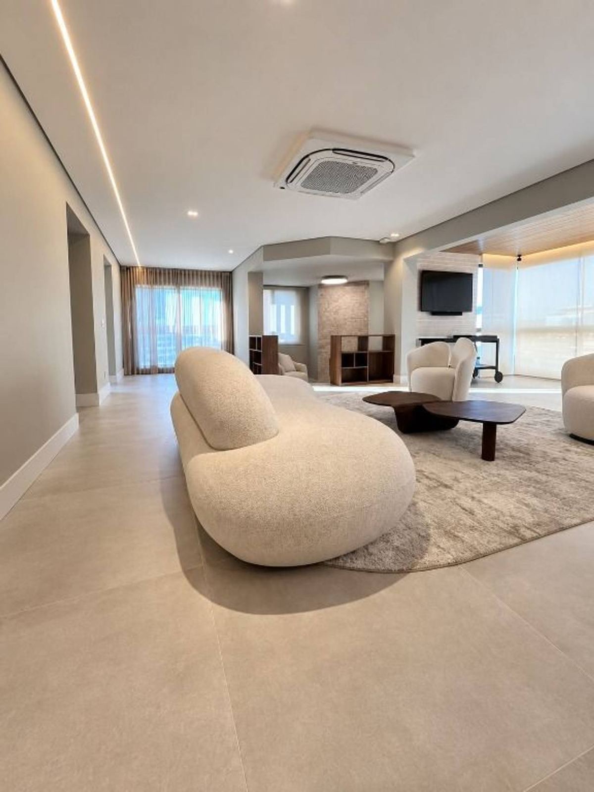 Cozinha e área gourmet apartamento à venda em Condomínio Edifício Chateau, Alphaville, Barueri — 3 suítes, 288 m² — imagem 3 de 20