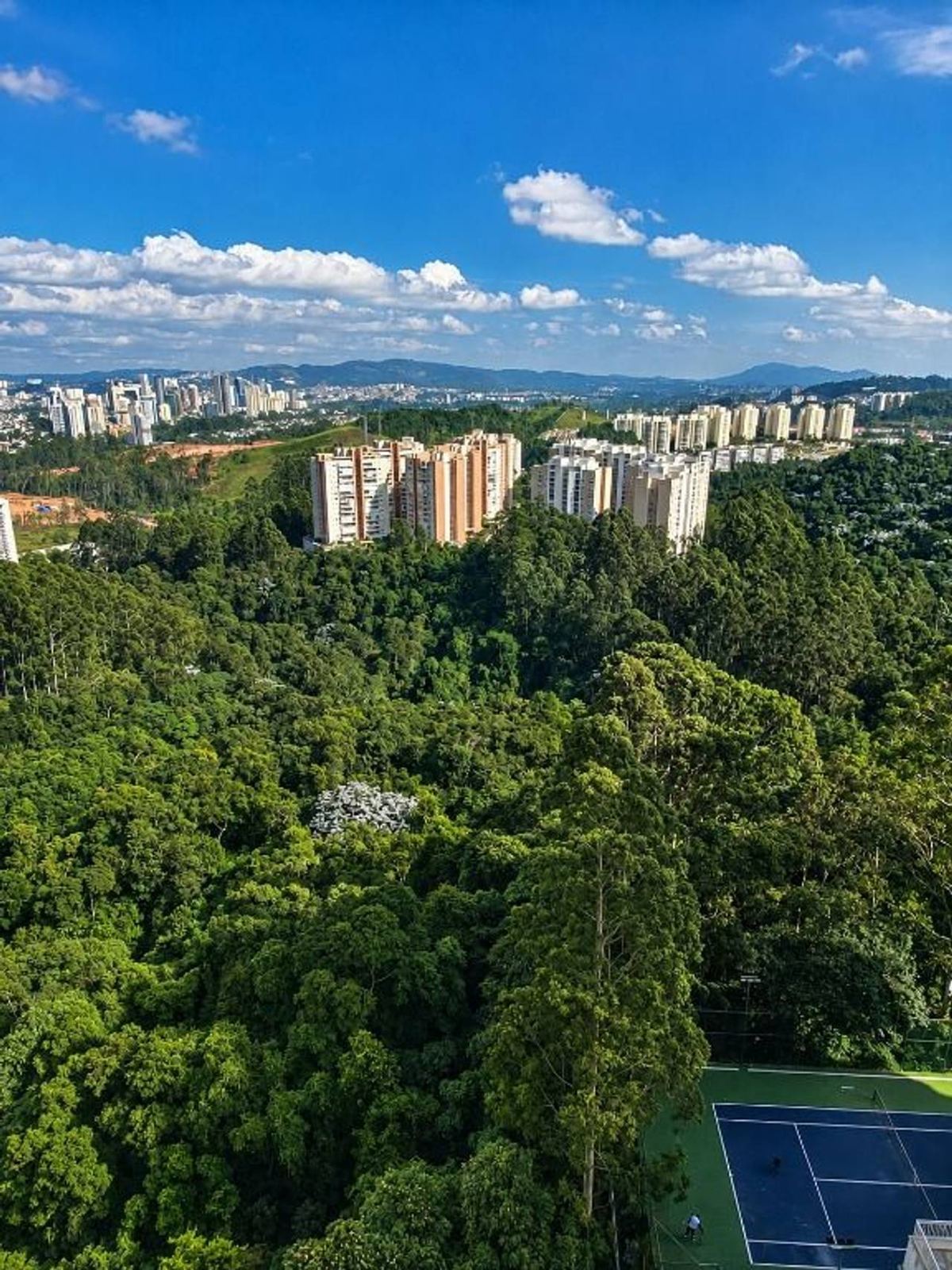 Sala de estar apartamento à venda em Eredita, Santana de Parnaíba — 3 suítes, 202 m² — imagem 2 de 20